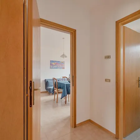 Guesthost - Casa Del Sole Comfy Flat With Parking Marina di Massa