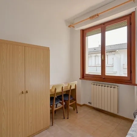 Guesthost - Casa Del Sole Comfy Flat With Parking Marina di Massa